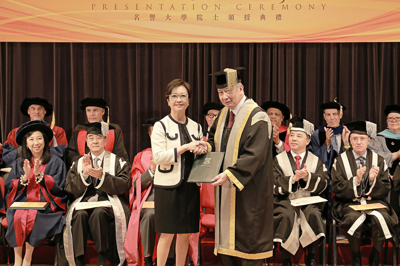 Mrs Tam receives the fellowship certificate on Mr Tam Wing Fan's behalf